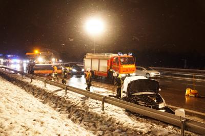 Kirchheim: Schwerer Verkehrsunfall bei starkem Schneefall - PKW rammt Schneepflug - Zwei Personen verletzt 